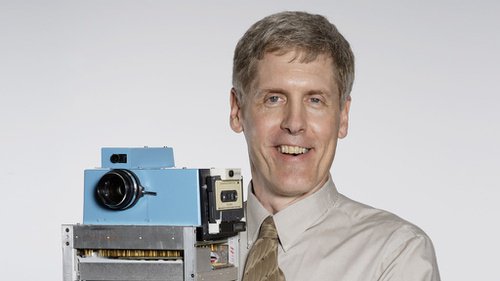 Gambar Steven Sasson penemu kamera digital pertama <em>sumber: tirto.id</em>